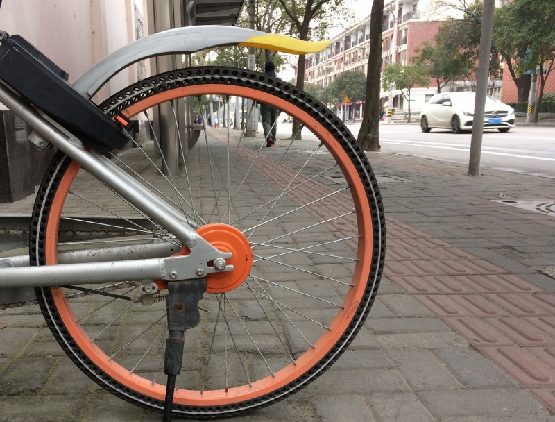ノーパンクタイヤを使ってた、中国のレンタルバイクMobike(自転車)